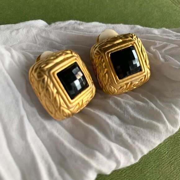 Vintage Matte Gold Faceted Onyz Clip Earrings - Picture 3 of 5